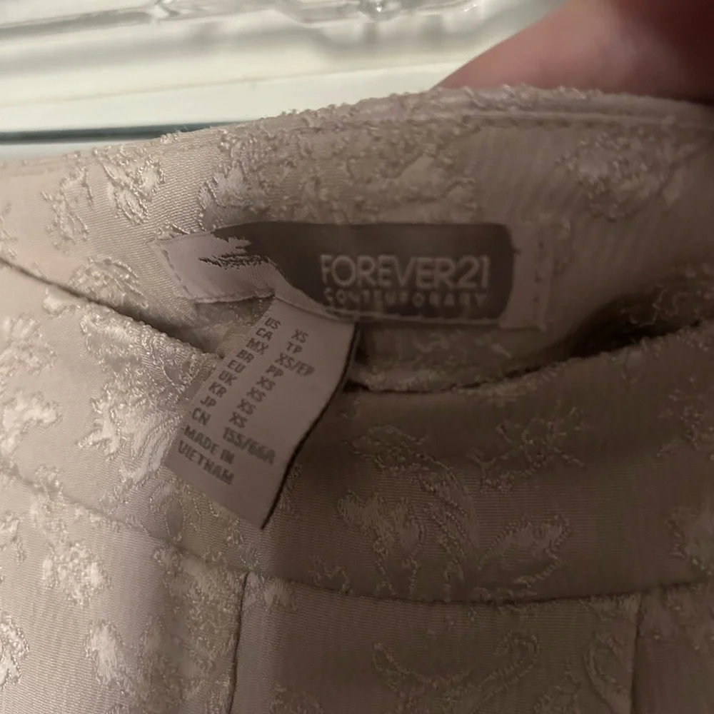 Forever 21 | Embroidered Pleated Shorts - Picture 5 of 5